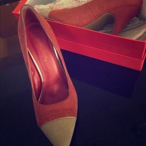 Super cute peach & beige suede pumps