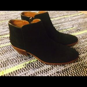 (SOLD) Sam Edelman size 7 black petty bootie
