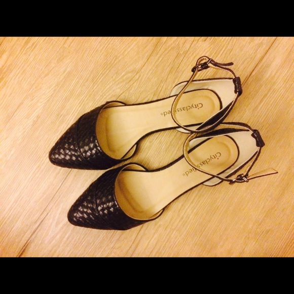 (SOLD) Comfy cute pointy black flats
