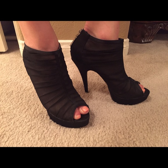 Black peep toe ankle botties - Picture 3 of 4