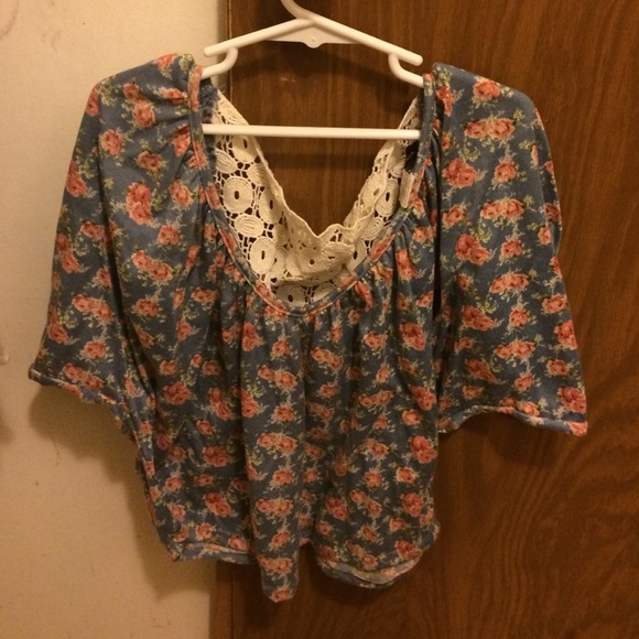 Cute summer top. Shows a little of the stomach