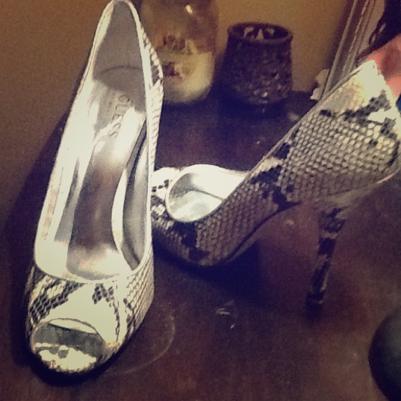 Guess faux snake skin heel, size 8