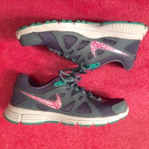 Women's Nike Revolution 2 - Worn Once (Indoor)