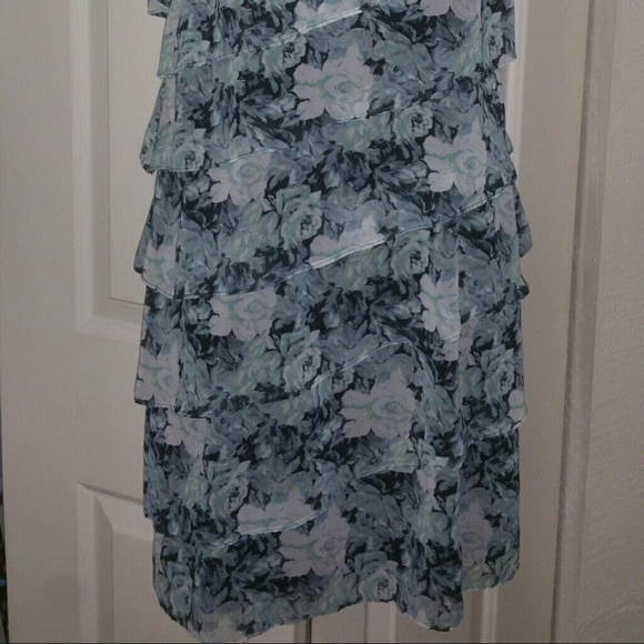 Ruffle dress - Picture 2 of 2