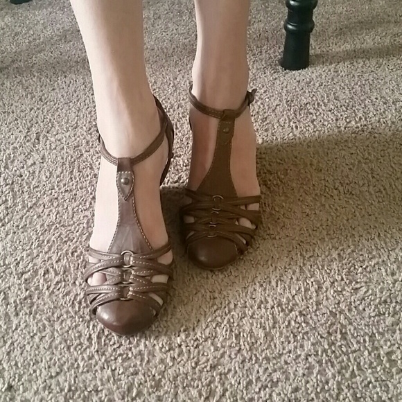 Strappy brown Wedge