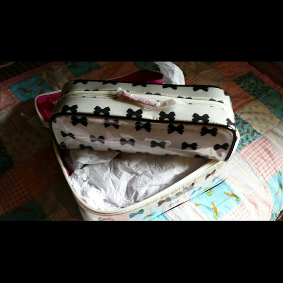 Kate Spade Tuxedo Court Colin large cosmetic case - Picture 3 of 4