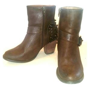 Used size 8 Rue 21 spiked brown ankle boots