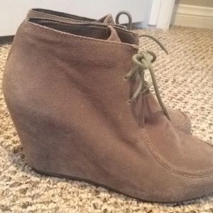 Dolce Vida Taupe Wedge Size 6