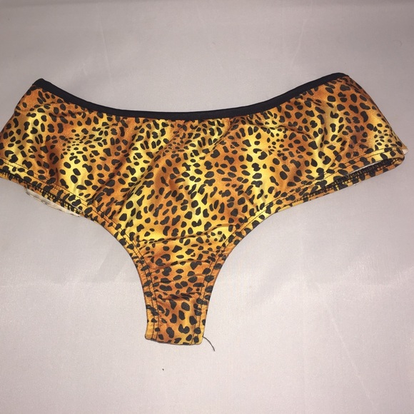 Leopard hipster bottom flounces on the back