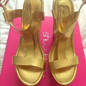 gorgeous gold wedges!