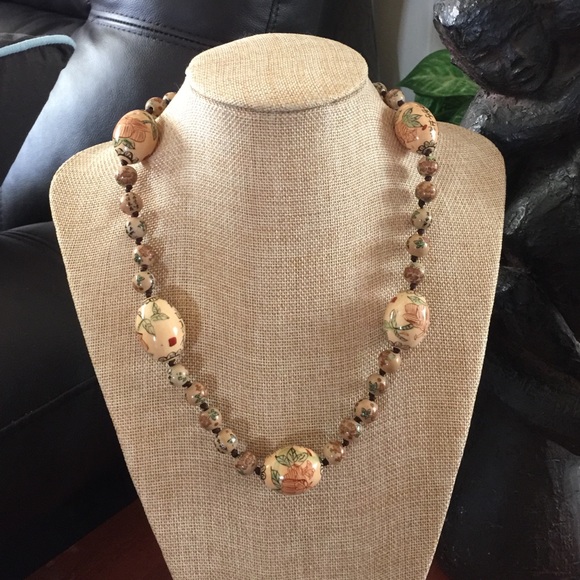 Beautiful 💐 Painted Ceramic Oriental 💐 Necklace
