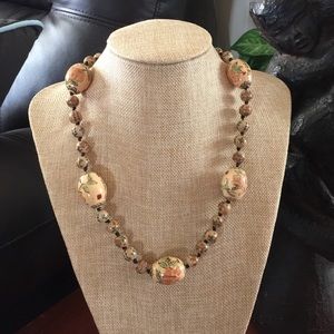 Beautiful 💐 Painted Ceramic Oriental 💐 Necklace