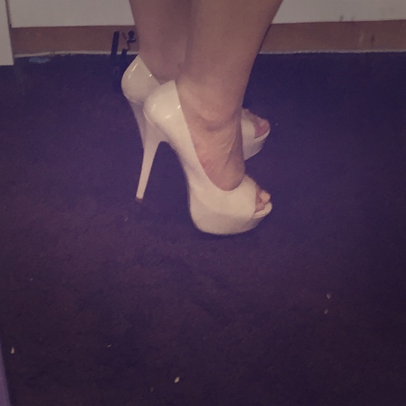 Nude pumps