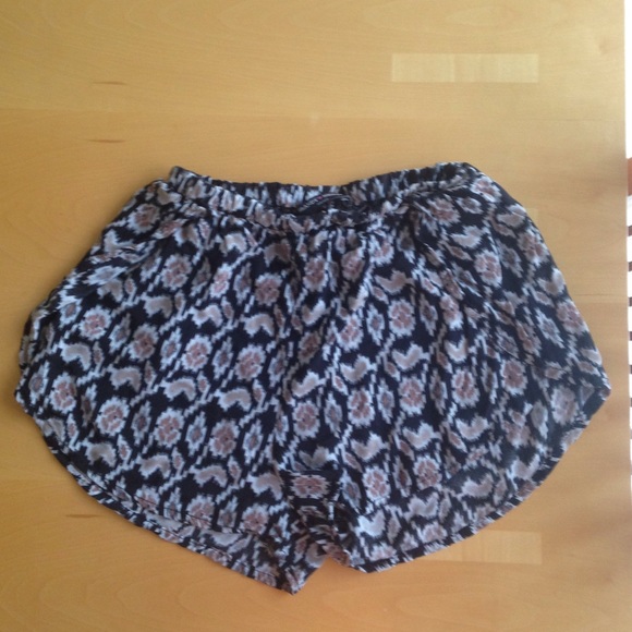 Brandy Melville flowy print shorts