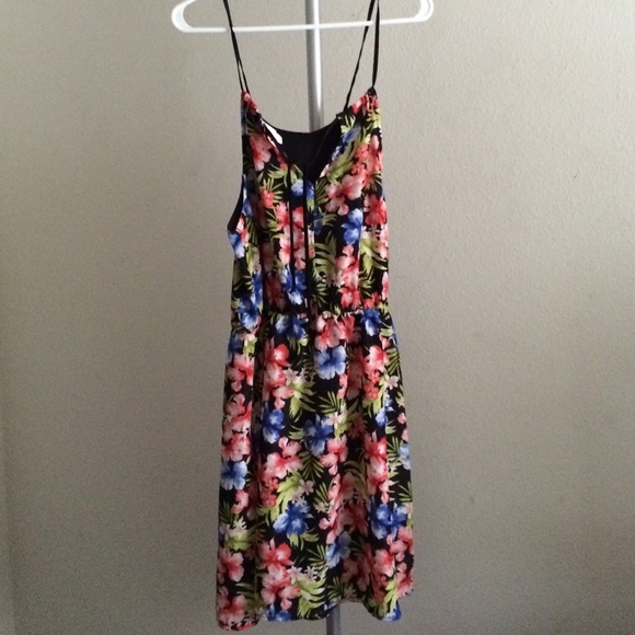 Floral dress with adjustable straps😍👗🌸 - Picture 2 of 4