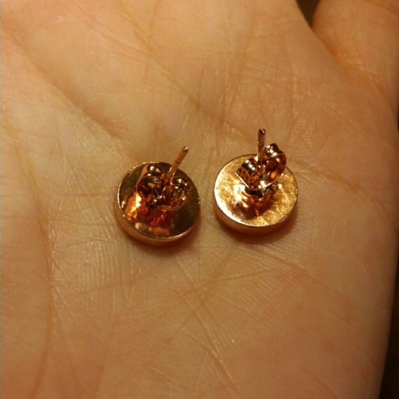 ??SOLD??Cute Small Earrings - Picture 2 of 3