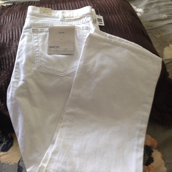 BRAND NEW  with tags GAP WHITE JEANS.