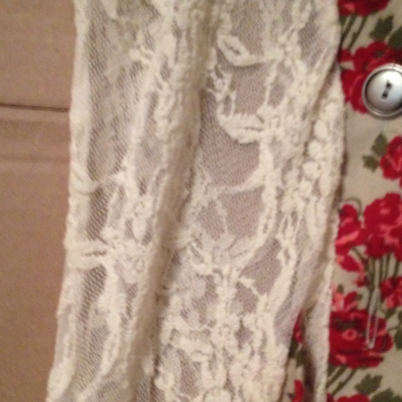 Cute lace over shirt - Picture 2 of 2