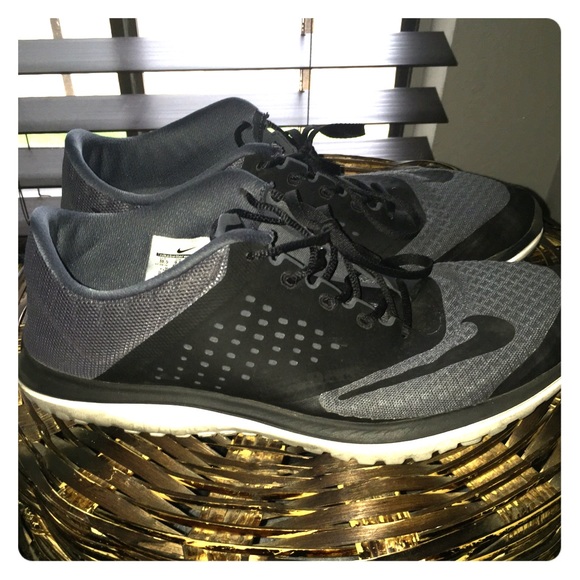 Nike FS Lite running shoes. Black/charcoal grey.