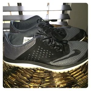 Nike FS Lite running shoes. Black/charcoal grey.