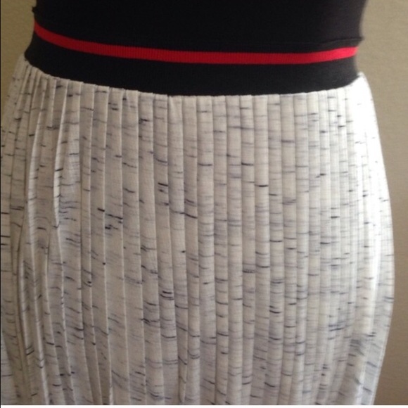 🎈COLOR BLOCK, PLEATED DRESS🎈 - Picture 2 of 3