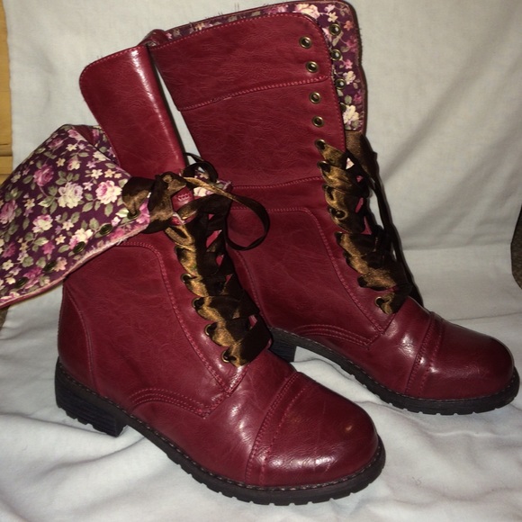Red boots - Picture 1 of 1