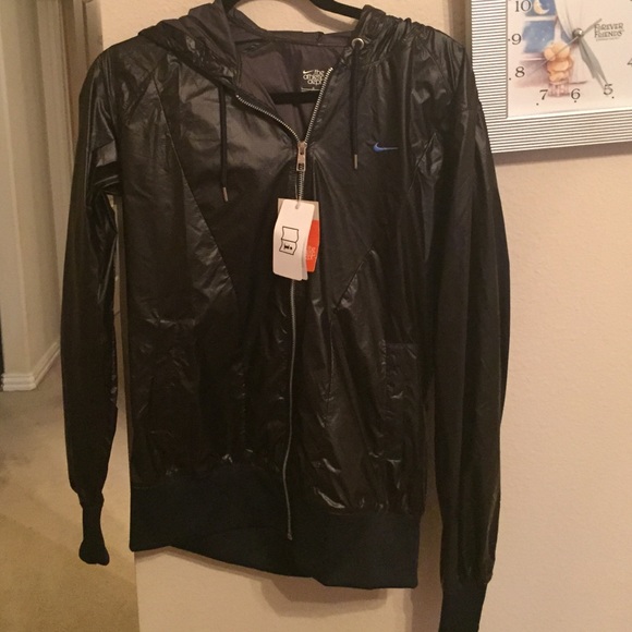 NEVER WORN BLACK NIKE RUNNING JACKET