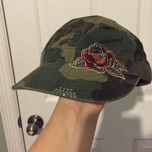 Cute camo hat!! Trucker style mesh back