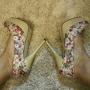 ***SOLD***Cream 5.5' floral printed platform pumps