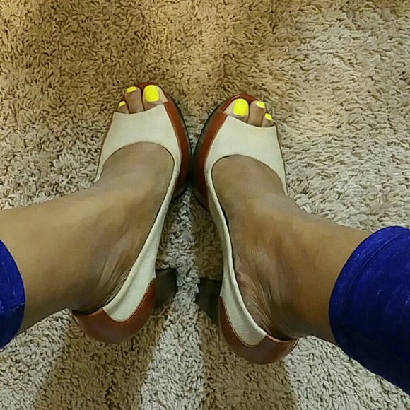 Cream, cognac and wood 5'peep toe sq heeled pumps