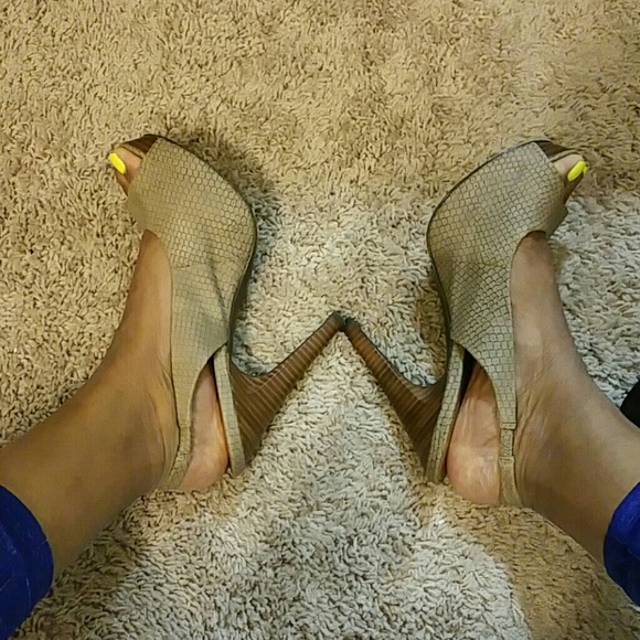 Snakeskin creamish-tan open toed 4.5' sling back