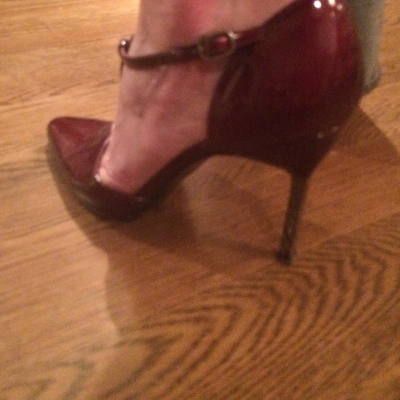 Stuart Weitzman blood red pointy heels - Picture 2 of 3