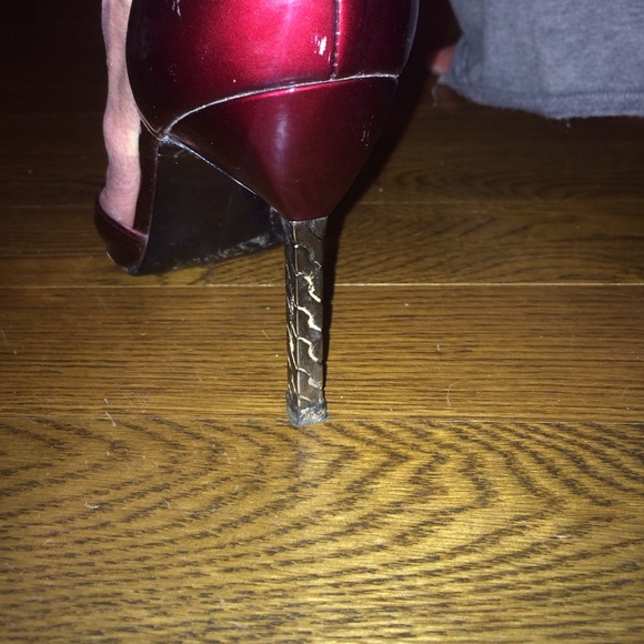 Stuart Weitzman blood red pointy heels - Picture 3 of 3