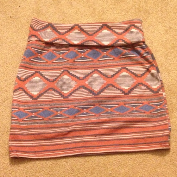 *BUNDLE* CUTE TRIBAL SKIRT AND BLACK CROP TOP - Picture 2 of 4
