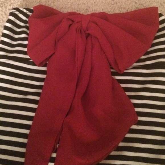 Cute striped top -red bow detail at the bosom. - Picture 2 of 3