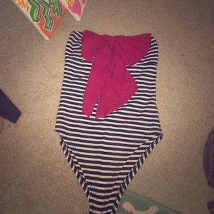 Cute striped top -red bow detail at the bosom.