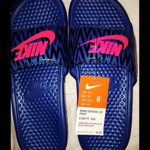 New with tags Nike sandles