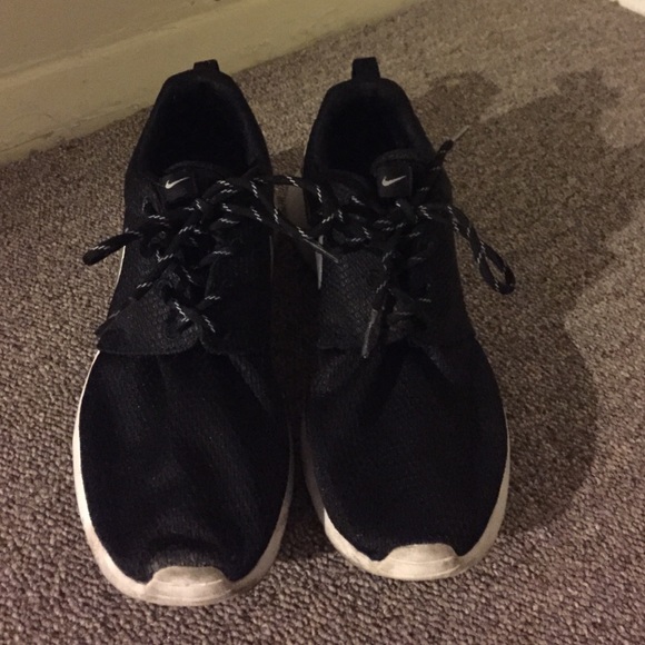 black and white nike roshe run