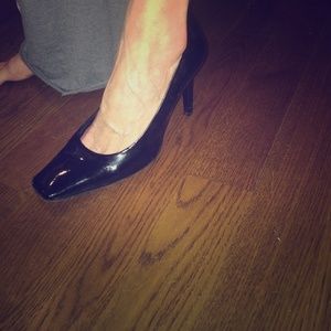 Via spiga black paten pumps