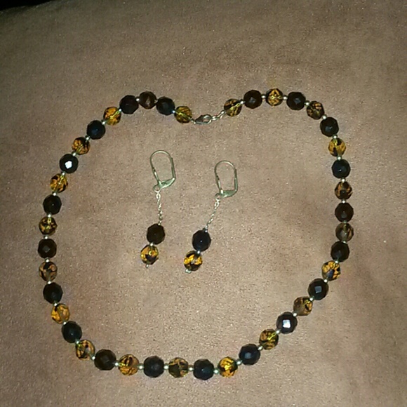 Necklace and erranges crystal set