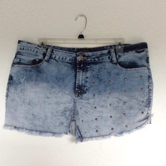 PLUS-SIZE STUDDED HIGH-WAISTED DENIM SHORTS - Picture 2 of 3