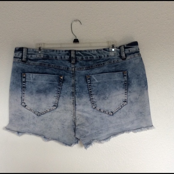 PLUS-SIZE STUDDED HIGH-WAISTED DENIM SHORTS - Picture 3 of 3