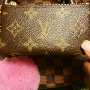 Authentic Louis Vuitton Monogram key cles