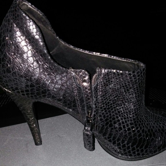 Ladies size 10 BCBG  shoe - Picture 2 of 4