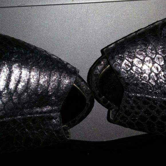 Ladies size 10 BCBG  shoe - Picture 3 of 4