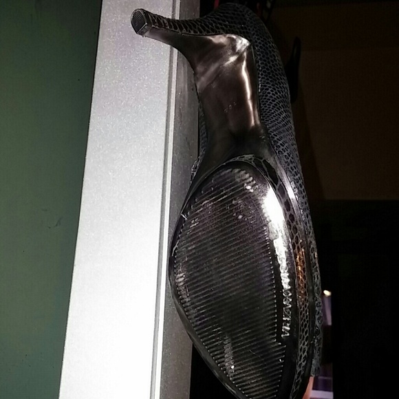 Ladies size 10 BCBG  shoe - Picture 4 of 4
