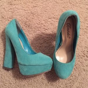 Turquoise suede pumps