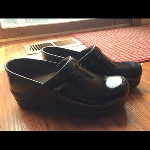 Professional patent black danskos