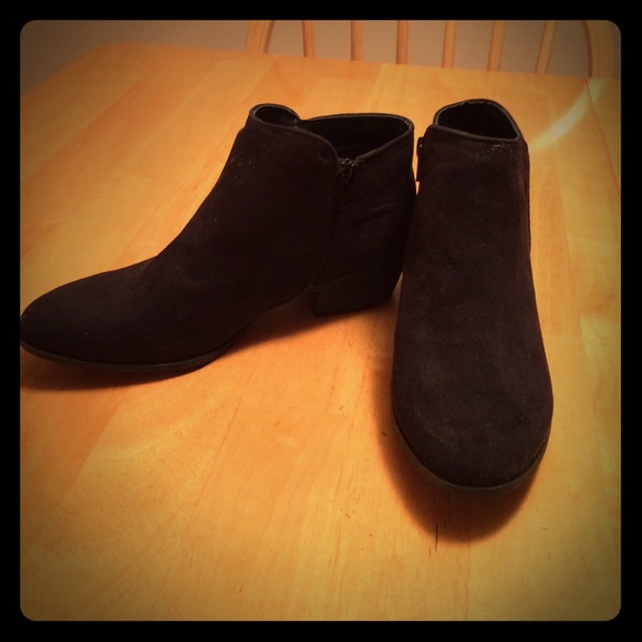 Simply Vera Wang black suede ankle boot❤️