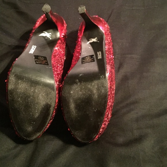 Red sequence heels - Picture 2 of 3